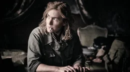 Die Fotografin Lee Miller (Kate Winslet) dokumentiert das Kriegsgeschehen in Frankreich.