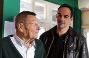 Selbst Alois versucht Mike zu &uuml;berzeugen, sich mit Yvi zu vers&ouml;hnen. Von links: Alois Preissinger (Erich Hallhuber sen.) und Mike Preissinger (Harry Blank).