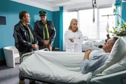 Girwidz (Michael Brandner, r.) muss wegen einer Lebensmittelvergiftung die Ermittlungen vom Krankenhaus aus leiten. Ohne Uniform nehmen ihn Hubert (Christian Tramitz, l.) und Staller (Helmfried von Lüttichau, 2.v.l.) nicht ernst (mit Karin Thaler, 2.v.r.). Girwidz (Michael Brandner, r.) muss wegen einer Lebensmittelvergiftung die Ermittlungen vom Krankenhaus aus leiten. Ohne Uniform nehmen ihn Hubert (Christian Tramitz, l.) und Staller (Helmfried von Lüttichau, 2.v.l.) nicht ernst (mit Karin Thaler, 2.v.r.).