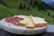 Detailaufnahme einer Brettljause mit Bergk&auml;se