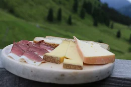 Detailaufnahme einer Brettljause mit Bergk&auml;se