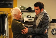 Nach der Trennung von Klara sucht Flori Zuspruch bei seiner Uri. Von links: Theresa Brunner (Ursula Erber) und Florian Brunner (Tommy Schwimmer).