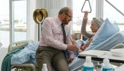 Dr. Magnus Sorel (Axel Milberg, links) k&uuml;mmert sich r&uuml;hrend um eine Ex-Frau Angela (Jenny Schily, rechts).