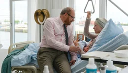 Dr. Magnus Sorel (Axel Milberg, links) k&uuml;mmert sich r&uuml;hrend um eine Ex-Frau Angela (Jenny Schily, rechts).