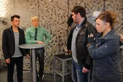 Als Maik erf&auml;hrt, dass es sich bei dem Stalker um seinen Vater Nick handelt, den er seit Jahren nicht gesehen hat, ist er v&ouml;llig entsetzt. (v.l.n.r.) Maik (Sebastian K&ouml;nig), Virgin (Chris Gebert), Nick (Bj&ouml;rn Bugri) und Paule (Wanda Worch) ...