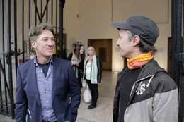 Tobias Moretti und Michael Ostrowski vor dem Gro&szlig;en Festspielhaus in Salzburg.
