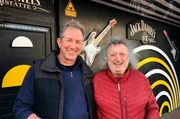 Uwe Penske (l.) mit dem 74-j&auml;hrigen Discjockey Rio de Luca aus Wittmund.