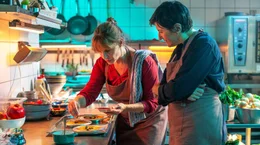 Amelie (Julia J&auml;ger, li.) kocht im Restaurant Kaya, K&ouml;chin Melek (Şiir Eloğlu) ist zufrieden.