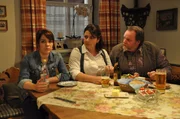Kathis schlechte Laune wegen ihrer Wochenendschicht in der Brauerei nervt Moni und Stadlbauer. Von links: Katharina Benninger (Carina Dengler), Monika Vogl (Christine Reimer) und Benedikt Stadlbauer (Andreas Geiss).