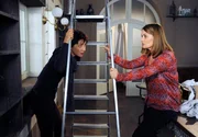 Merle (Anja Franke, l.) unterstützt Jana (Jenny Jürgens, r.) wo sie kann, damit die Ladeneröffnung ein Erfolg wird. Merle (Anja Franke, l.) unterstützt Jana (Jenny Jürgens, r.) wo sie kann, damit die Ladeneröffnung ein Erfolg wird.