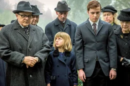 Vater (Bernhard Sch&uuml;tz, l.), Marie (Felizia Trube) und ihr Bruder Wolfgang (Matti Schmidt-Schaller, r.) bei der Beerdigung der Mutter.