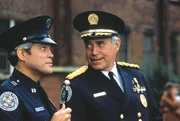 Captain Harris (G.W. Bailey, l.) und Kommissar Hurst (George R. Robertson, r.)