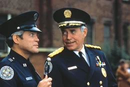 Captain Harris (G.W. Bailey, l.) und Kommissar Hurst (George R. Robertson, r.)
