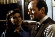 Peg Bennett (Robin Riker-Hasley, l.) will ihrem Mann Tobias (Dennis Lipscomb, r.) in seinem moralischen Konflikt beistehen. Peg Bennett (Robin Riker-Hasley, l.) will ihrem Mann Tobias (Dennis Lipscomb, r.) in seinem moralischen Konflikt beistehen.