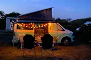 Gem&uuml;tliche Abendstimmung am Campervan.