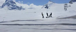 ALPENLAND erz&auml;hlt von Menschen, deren Lebensperspektiven zwischen &Ouml;konomie und &Ouml;kologie gegens&auml;tzlicher nicht sein k&ouml;nnten &ndash; und die trotz schwieriger Bedingungen eine tiefe Beziehung zu ihrer Heimat haben.