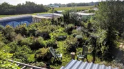 Am Stadtrand von Augsburg liegt die City Farm. Hier gibt es Obst, Gem&uuml;se und Kr&auml;uter - alles in Bioanbau.