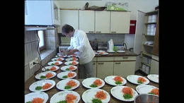 1995: Schroth-Kur in Oberstaufen. Karges Essen dominiert den Alltag. Im Bild: der Koch richtet das Abendessen an, d.h. rohe, geraspelte Karotten und kleingehackte Kr&auml;uter.
