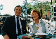 Josef Haslbeck (Helmut Fischer) und seine Ex-Gattin Martha (Veronika Fitz) wollten eigentlich ihre Tochter als neue "Standlerin" auf dem Münchner Viktualienmarkt bewundern, aber sie hatte ihren Job bereits wieder gekündigt... Josef ist darüber nicht gerade begeistert, aber Martha meint: "Ganz wie der Papa!" Josef Haslbeck (Helmut Fischer) und seine Ex-Gattin Martha (Veronika Fitz) wollten eigentlich ihre Tochter als neue "Standlerin" auf dem Münchner Viktualienmarkt bewundern, aber sie hatte ihren Job bereits wieder gekündigt... Josef ist darüber nicht gerade begeistert, aber Martha meint: "Ganz wie der Papa!"