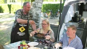 Sascha, Bianca, Horst Europas größter Campingplatz ist ein besonderer Kosmos.. In der ersten Episode rücken Nicole und Sascha Fingerhuth mit drei befreundeten Paaren an. Sascha, Bianca, Horst Europas größter Campingplatz ist ein besonderer Kosmos.. In der ersten Episode rücken Nicole und Sascha Fingerhuth mit drei befreundeten Paaren an.