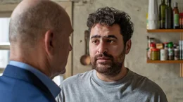 J&ouml;rg (G&ouml;tz Schubert, li.) sucht seine Frau bei Taxifahrer Barış (Ugur Kaya, re.).