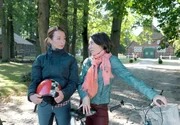 Carla (Maria Fuchs, l.) wird von Eliane (Samantha Viana, r.) ermutigt, auf Gunters Angebot einzugehen.