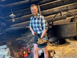 Almerer Lukas Moser zeigt frisch gemachte Kasnocken in gusseisernen Pfanne