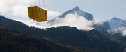 ALPENLAND erz&auml;hlt von Menschen, deren Lebensperspektiven zwischen &Ouml;konomie und &Ouml;kologie gegens&auml;tzlicher nicht sein k&ouml;nnten &ndash; und die trotz schwieriger Bedingungen eine tiefe Beziehung zu ihrer Heimat haben.