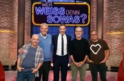 Moderator Kai Pflaume (M.) und seine Rateteam-Kapit&auml;ne Bernhard Ho&euml;cker (l.) und Elton (r.) begr&uuml;&szlig;en in dieser Sendung den Fernsehmoderator und Sportreporter J&ouml;rg Wontorra (2.v.l.) und den Fernsehmoderator, Sportreporter und Musiker Reinhold Beckmann (2.v.r.).
