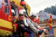 Verletzter Jost Balzer (Holger Kunkel) wird aus Medicopter geladen. Verletzter Jost Balzer (Holger Kunkel) wird aus Medicopter geladen.