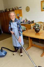 Anna L. regelt mit 107 Jahren noch immer ihren Alltag selbst in ihrer Augsburger Wohung, dazu geh&ouml;rt auch Staubsaugen.