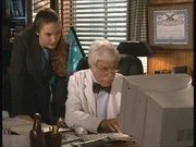 Mark (Dick Van Dyke, r.) zeigt seiner neuen Sekret&auml;rin, wie man das Internet f&uuml;r Recherchen nutzt.