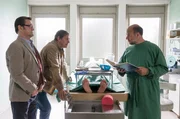 Der Heilpraktiker Knut Mendel ist in seiner Praxis mit einem Dolch ermordet worden. Dr. Strahl (Christoph Tomanek, r.) teilt Lars Englen (Ingo Naujoks, l.) und Finn Kiesewetter (Sven Martinek, M.) die Ergebnisse der pathologischen Untersuchung mit.