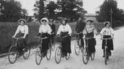 FRAUEN AUF FAHRRÄDERN - Fahrräder waren in der Frauenemanzipationsbewegung von enormer Bedeutung und brachten ihnen ein Gefühl der Unabhängigkeit und Freiheit, das sie zuvor noch nicht genossen hatten. FRAUEN AUF FAHRRÄDERN - Fahrräder waren in der Frauenemanzipationsbewegung von enormer Bedeutung und brachten ihnen ein Gefühl der Unabhängigkeit und Freiheit, das sie zuvor noch nicht genossen hatten.