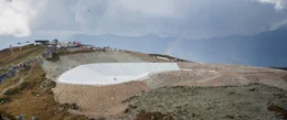 ALPENLAND erz&auml;hlt von Menschen, deren Lebensperspektiven zwischen &Ouml;konomie und &Ouml;kologie gegens&auml;tzlicher nicht sein k&ouml;nnten &ndash; und die trotz schwieriger Bedingungen eine tiefe Beziehung zu ihrer Heimat haben.