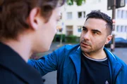 Easy (Lars Steinhöfel, r.) belügt Julius (Lennox Halm) über Ringos Zustand, um ihn zu schützen. Easy (Lars Steinhöfel, r.) belügt Julius (Lennox Halm) über Ringos Zustand, um ihn zu schützen.