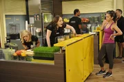 Max (Kat Dennings, l.) und Caroline (Beth Behrs, 2.v.l.) scheinen sich in ihrem neuen Nebenjob in einer Saftbar eines Fitnessstudios nicht unbedingt mit Ruhm zu bekleckern ... Max (Kat Dennings, l.) und Caroline (Beth Behrs, 2.v.l.) scheinen sich in ihrem neuen Nebenjob in einer Saftbar eines Fitnessstudios nicht unbedingt mit Ruhm zu bekleckern ...