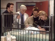 Graces (Leah Lail, r.) Baby wird im Krankenhaus unter Jesses (Charlie Sclatter, 2.v.r.), Marks (Dick Van Dyke, 2.v.l.) und Steves (Barry Van Dyke, l.) Bewachung gestellt. Graces (Leah Lail, r.) Baby wird im Krankenhaus unter Jesses (Charlie Sclatter, 2.v.r.), Marks (Dick Van Dyke, 2.v.l.) und Steves (Barry Van Dyke, l.) Bewachung gestellt.