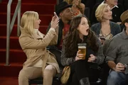 Als sie Tickets für ein Basketballspiel geschenkt bekommen, kämpfen sich Caroline (Beth Behrs, l.) und Max (Kat Dennings, r.) bis ganz nach vorne durch. Doch wenn das nicht mal ein großer Fehler gewesen ist ... Als sie Tickets für ein Basketballspiel geschenkt bekommen, kämpfen sich Caroline (Beth Behrs, l.) und Max (Kat Dennings, r.) bis ganz nach vorne durch. Doch wenn das nicht mal ein großer Fehler gewesen ist ...