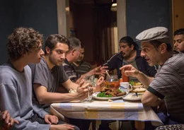 Zano (Merab Ninidze) liest Bero (Samy Abdel Fattah, li.) und seinem Bruder Rudko (Zino Gleich) die Leviten.