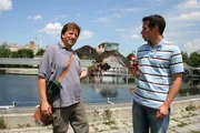 Willi und Falkner Wolfgang Schreyer bei der Möwenvergrämung im Klärwerk München. Nachdem dem Falken die Lederhaube abgenommen wurde, möchte er schon gleich mit seiner Arbeit beginnen. Willi und Falkner Wolfgang Schreyer bei der Möwenvergrämung im Klärwerk München. Nachdem dem Falken die Lederhaube abgenommen wurde, möchte er schon gleich mit seiner Arbeit beginnen.