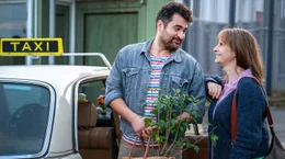 Was noch Sch&ouml;nes kommt f&uuml;r Kleptomanin Amelie (Julia J&auml;ger, Mitte) mit Taxifahrer Barış (Ugur Kaya, li.)