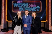 Moderator Kai Pflaume (M.) mit dem Fotomodell Nadja Auermann (r.) und der Fernsehmoderatorin und Model Lena Gercke (l.).