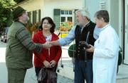 Stadlbauer und Martin verabreden sich zum Duell. Von links: Benedikt Stadlbauer (Andreas Geiss), Monika Vogl (Christine Reimer), Martin Kirchleitner (Hermann Giefer) und Roland Bamberger (Horst Kummeth).