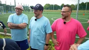 Beim gro&szlig;en Camping-Fu&szlig;ball-Spektakel treten die Ruhrpott-Zwillinge Christopher und Alexander gegeneinander an. Jeder f&uuml;hrt sein eigenes Team, rekrutiert aus sportbegeisterten Campern.