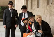 ARD/HEITER BIS T&Ouml;DLICH - ZWISCHEN DEN ZEILEN, neue Krimi-Kom&ouml;die mit 16 Folgen, Folge 7 "Elvis lebt", am Donnerstag (28.03.2013) um 18.50 Uhr im Ersten. Aachens beliebtester Elvis-Imitator ist &uuml;berraschend gestorben. Maja hat vermeintlich die Leiche verbrannt. Elvis Mutter Rosi (Angelika Thomas, r.) und die anderen Doubles (Komparsen) sind schockiert.