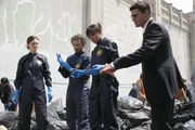 Dr. Brennan, Dr. Hodgins, Camille und Booth.