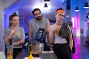 Larissa (Ilka Mahrholz, r.) sieht sich durch Baris' (Metehan Demiröz) Machogehabe in ihrer Meinung über ihn bestätigt. Links Ronja (Theresa Traser) Larissa (Ilka Mahrholz, r.) sieht sich durch Baris' (Metehan Demiröz) Machogehabe in ihrer Meinung über ihn bestätigt. Links Ronja (Theresa Traser)