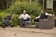 Trotz der Streitigkeiten mit Uschi verbringt Hubert den Sonntag mit Brettschneider. Von links: Hubert Kirchleitner (Bernhard Ulrich) und Frank Brettschneider (Fritz Scheuermann).