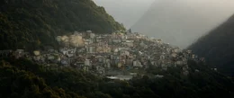ALPENLAND erz&auml;hlt von Menschen, deren Lebensperspektiven zwischen &Ouml;konomie und &Ouml;kologie gegens&auml;tzlicher nicht sein k&ouml;nnten &ndash; und die trotz schwieriger Bedingungen eine tiefe Beziehung zu ihrer Heimat haben.